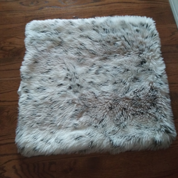 Pair Of Oeko-Tex Faux Fur Pillow Covers - Picture 4 of 5